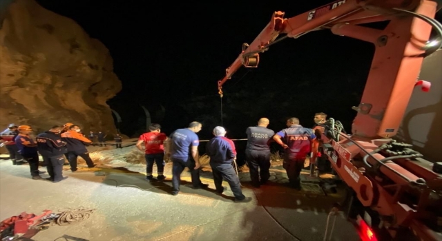 Adana’da özçekim yaparken uçurumdan düşen 2 kişiden 1’i öldü