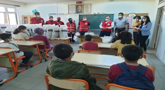 Osmaniye’de Türk Kızılaydan öğrencilere kırtasiye desteği