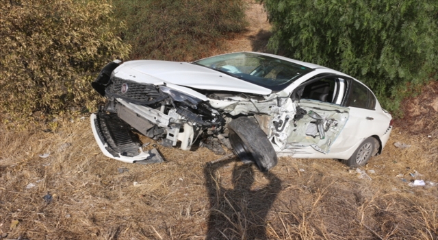 Adana’da devrilen otomobilin sürücüsü yaralandı