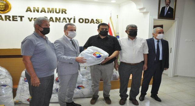 Anamur Ticaret ve Sanayi Odası, köy okullarında eğitim gören öğrencilere mont dağıttı