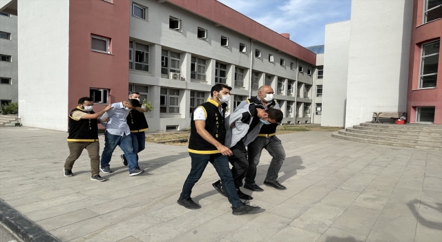 Adana’da kendilerini polis olarak tanıtan 2 şüpheli yakalandı