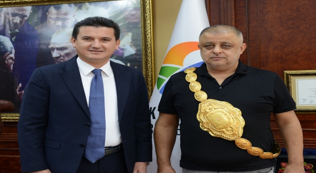 Kumluca’da Niyazi Çiftçi’ye ebedi güreş ağası kemeri verildi