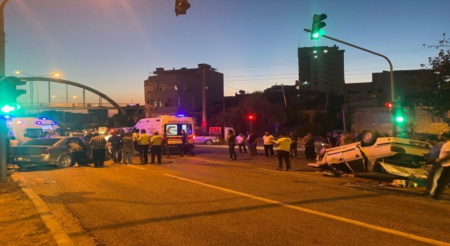 Adana’da iki otomobilin çarpıştığı kazada 3 kişi yaralandı