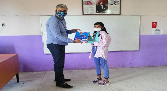 Aladağ Kaymakamı Berker Çırak, LGS’ye hazırlanan öğrencilere kitap dağıttı
