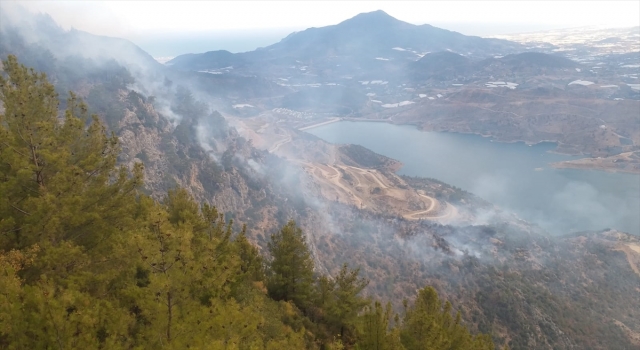Anamur’da makilik alanda çıkan yangına müdahale ediliyor