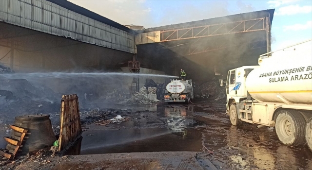 Osmaniye’de geri dönüşüm fabrikasında çıkan yangın kontrol altına alınmaya çalışılıyor