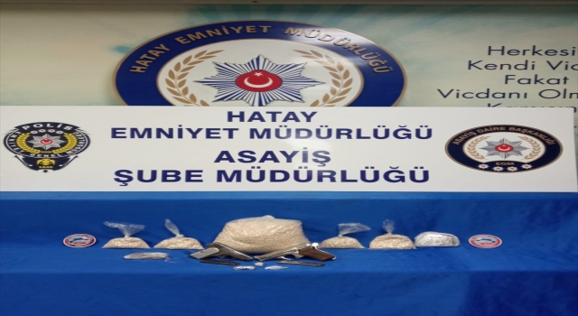 Hatay’da üzerlerinde uyuşturucu hap ve silah bulunan 5 şüpheli yakalandı