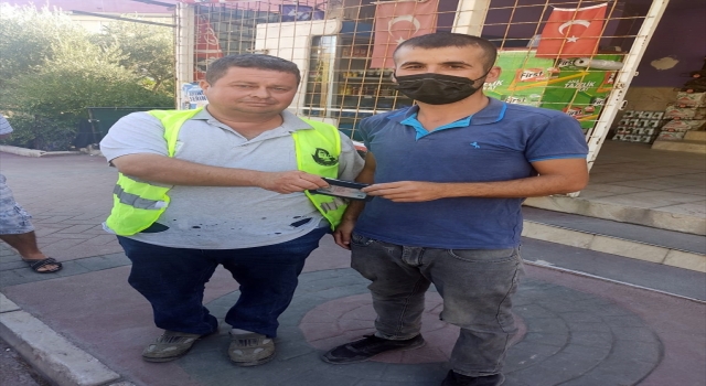 Antalya’da temizlik işçisi bulduğu cüzdanı sahibine ulaştırdı