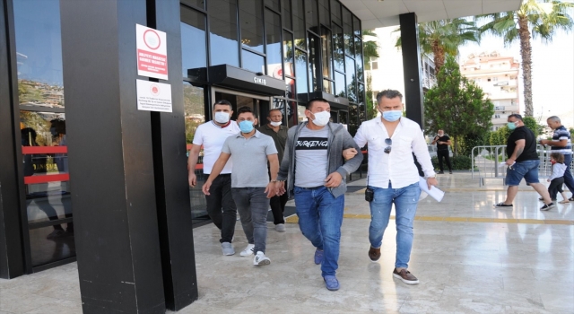 Alanya’da aranan 2 hükümlü yakalandı