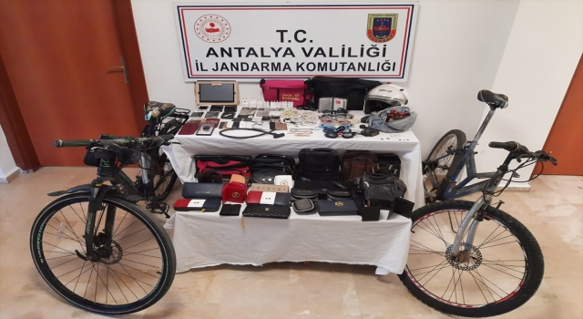 Antalya’da bir kişinin omzundaki çantayı çalan zanlı yakalandı
