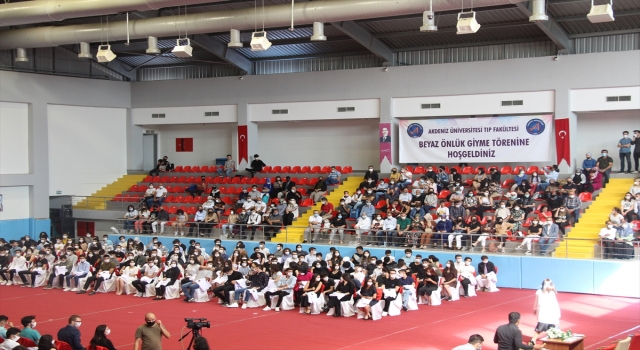 Akdeniz Üniversitesinde 360 tıp öğrencisi beyaz önlüklerini giydi
