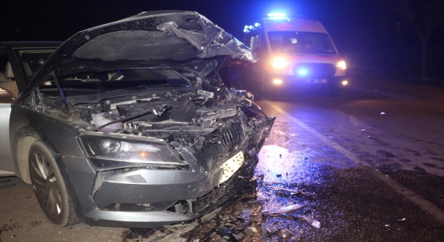 Adana’da iki otomobilin çarpışması sonucu 3 kişi yaralandı