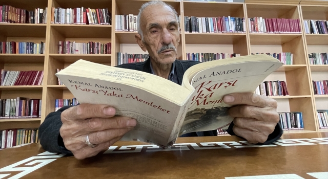 Edebiyat kentinin 79 yaşındaki ”kitap kurdu” öğrencilere örnek oluyor