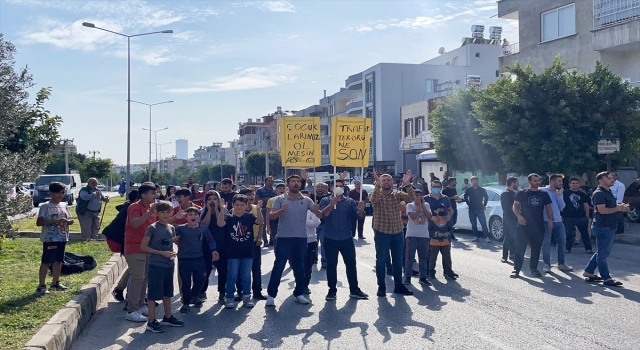 Mersin’de bulvara yaya geçidi isteyen grup yol kapatma girişiminde bulundu