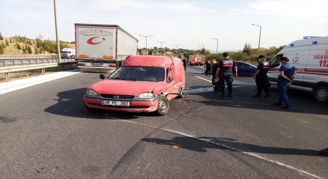 Aracından otoyola savrulan meyveleri toplayan kişi otomobilin çarpması sonucu öldü