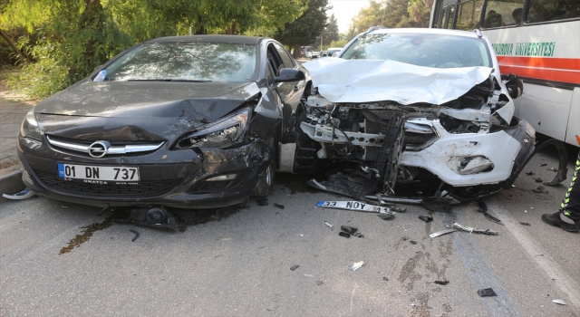 Adana’da 3 aracın karıştığı trafik kazasında 2 kişi yaralandı