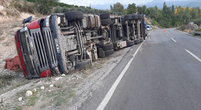 Kahramanmaraş’ta hurda yüklü kamyonun devrilmesi sonucu 2 kişi yaralandı