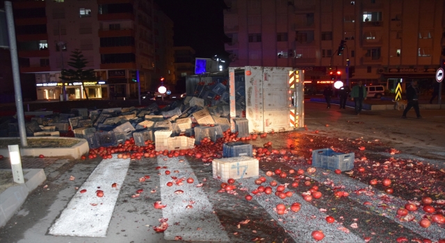 Kumluca’da devrilen kamyondaki 4 kişi yaralandı