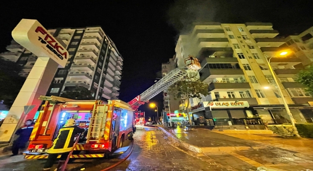 Adana’da oturduğu evi yakarak eşyaları balkondan atan genç gözaltına alındı