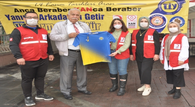 Tarsus’ta kan bağışında bulunanlara forma hediye edildi