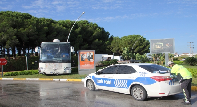 Serik’te yolcu otobüsü trafik lambasına çarpıp, refüje çıktı