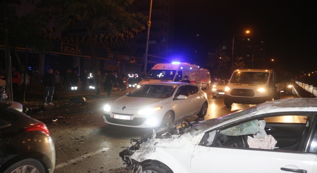 Adana’da iki otomobil çarpıştı, 3 kişi yaralandı