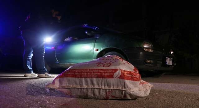 Adana’da polisin kovaladığı araçtan 3 bin paket kaçak sigara çıktı
