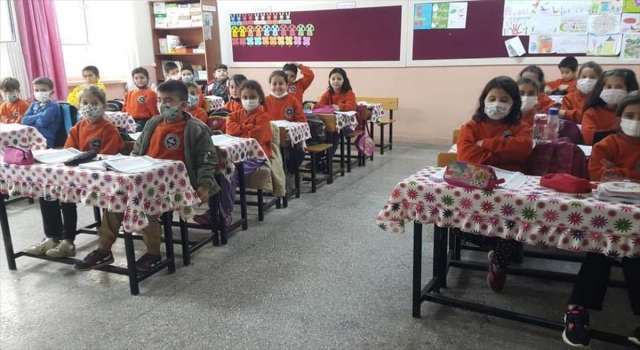 Kozan’da muhtardan 100 öğrenciye okul üniforması yardımı