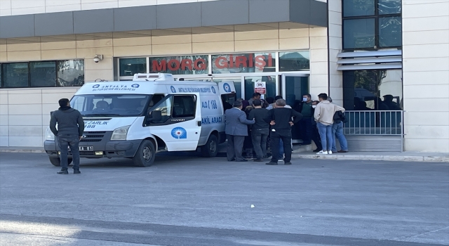 Antalya’da çocuk sürücünün kullandığı otomobil aydınlatma direğine çarptı
