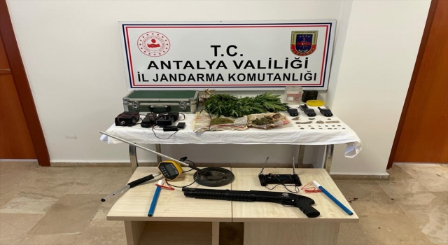 Antalya’da uyuşturucu operasyonunda 17 sikke ve tarihi objeler ele geçirildi