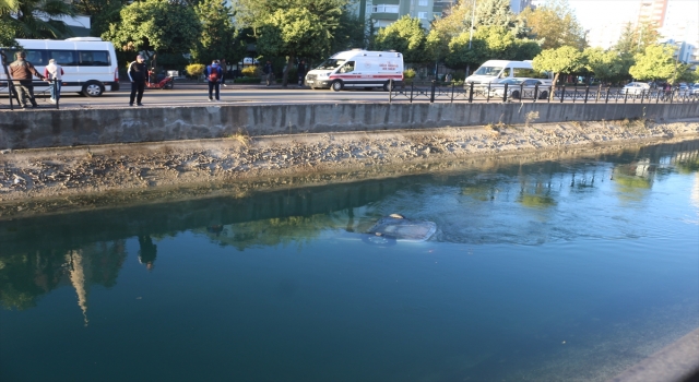 Adana’da sulama kanalına devrilen otomobilin sürücüsünü vatandaşlar kurtardı