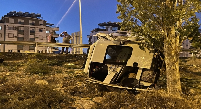 Antalya’da midibüs ile kamyonetin çarpıştığı kazada 5 kişi yaralandı