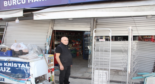 Serik’te kazada savrulan otomobil marketin içine girdi