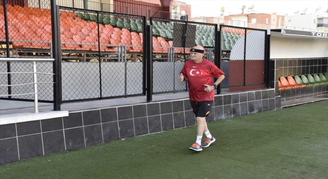 Mersin’de 74 yaşındaki sporcu, Toroslar Uluslararası Yarı Maratonu’na hazırlanıyor