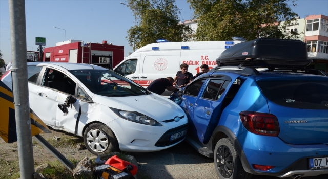 Antalya’da 2 otomobilin çarpışması sonucu 3 kişi yaralandı