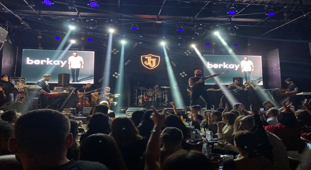 Şarkıcı Berkay, Adana’da sahne aldı