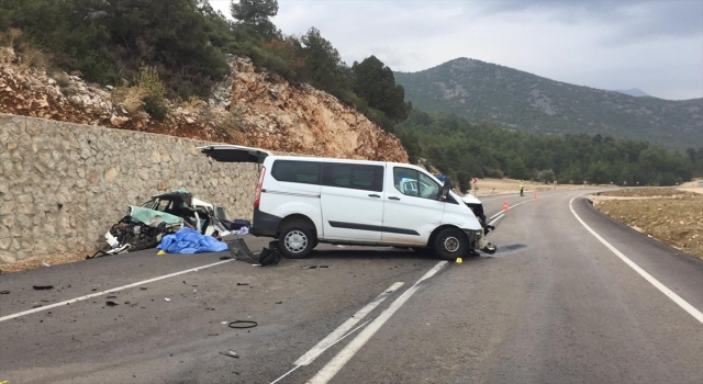 Antalya’da minibüs ile otomobilin çarpışması sonucu 1 kişi ölü, 2 kişi yaralandı