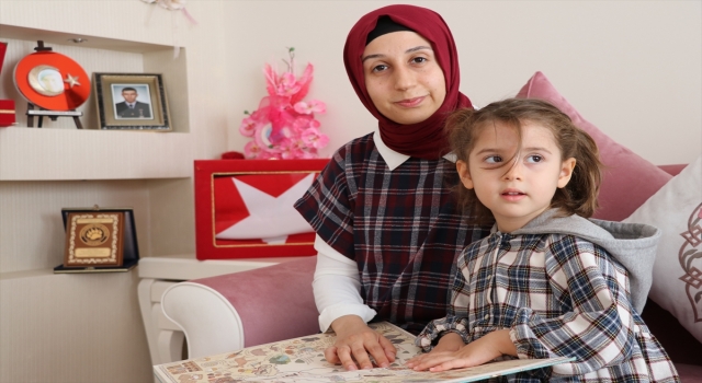 Şehit eşi Hasret öğretmen, kızı ve öğrencileriyle hayata tutunuyor