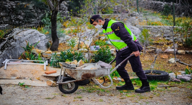 Antalya’da jandarma ekipleri emekli öğretmenin bahçesini düzenleyip kömürünü taşıdı