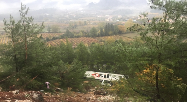 Akseki’de uçuruma yuvarlanan tırın şoförü yaralandı