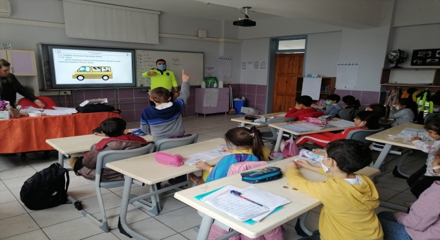 Kaş’ta öğrencilere temel trafik eğitimi verildi