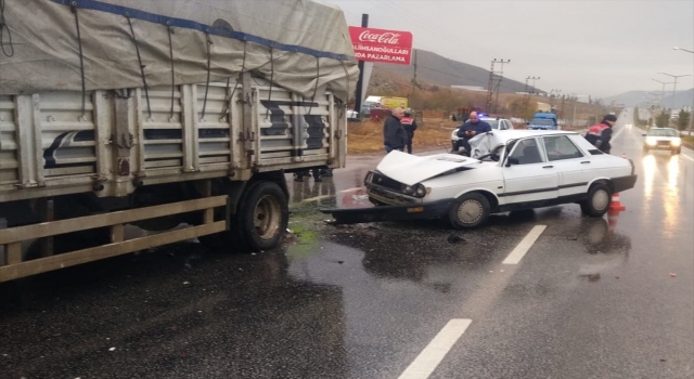 Kahramanmaraş’ta kamyonla çarpışan otomobildeki 2 kişi yaralandı
