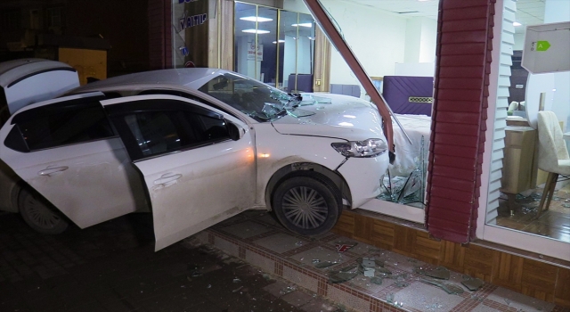 Adana’da ”dur” ihtarına uymayan şüpheli kaza yapınca yakalandı
