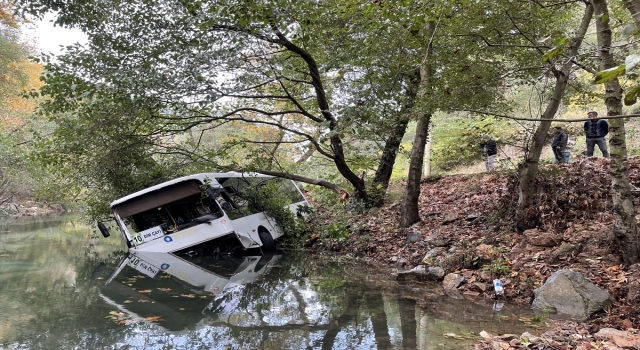 Antalya’da halk otobüsünün dereye düştüğü kazada 2 kişi yaralandı