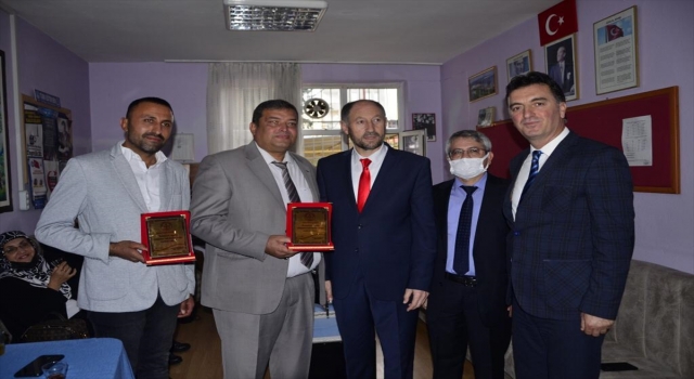 Kozan’da bir öğretmen sattığı ürünlerden elde ettiği gelirle okulu boyattı