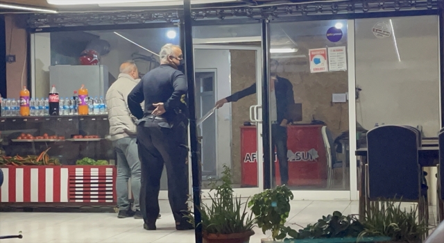 Antalya’da bir iş yerine döner bıçağıyla giren kişi polisin ikna çabasıyla çıkarıldı