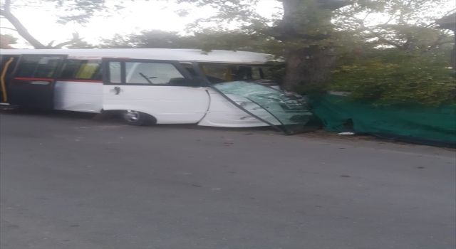 Antalya’da ağaca çarpan okul servis minibüsündeki 8 kişi yaralandı