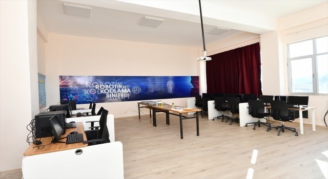 Tufanbeyli’de açılan robotik ve kodlama sınıfına şehit kaymakamın adı verildi