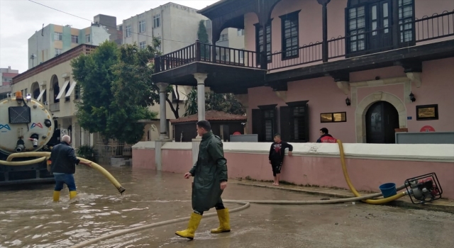 Mersin Silifke’de sağanak nedeniyle ev ve iş yerleri su altında kaldı