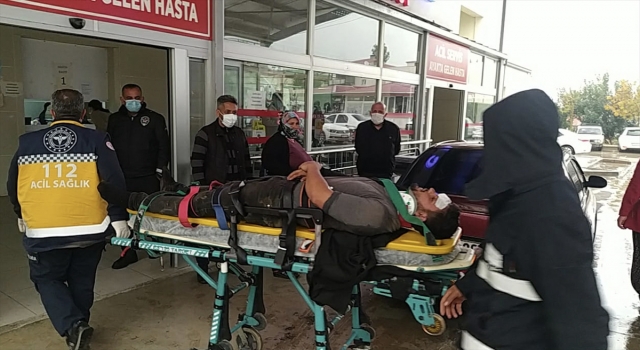 Adana’da otomobile çarptıktan sonra uçuruma yuvarlanan aracın sürücüsü yaralandı